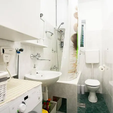 Апартаменты David, 2mins From Town Centre *