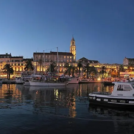 Апартаменты David, 2mins From Town Centre