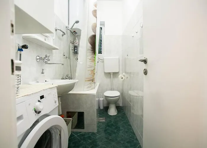 David, 2mins From Town Centre *