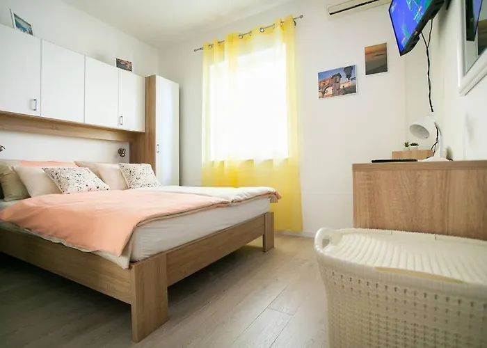 David, 2mins From Town Centre Apartment *