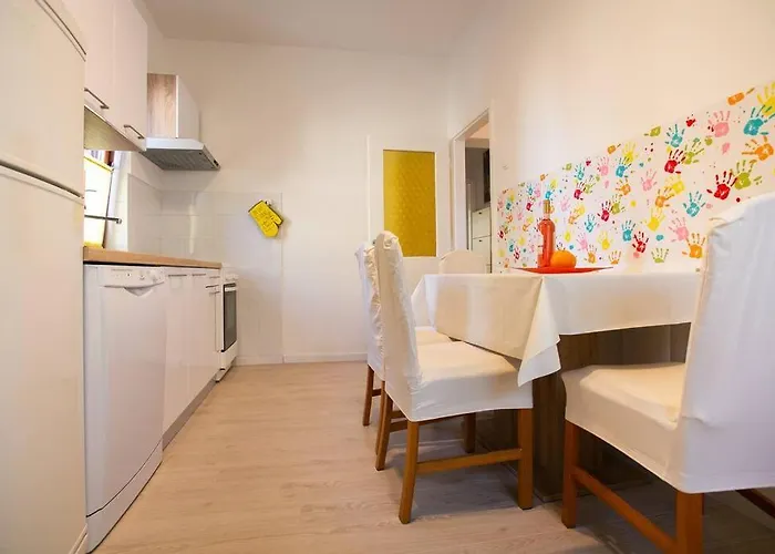 David, 2mins From Town Centre *