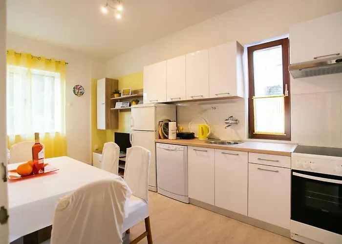 David, 2mins From Town Centre Apartment Split